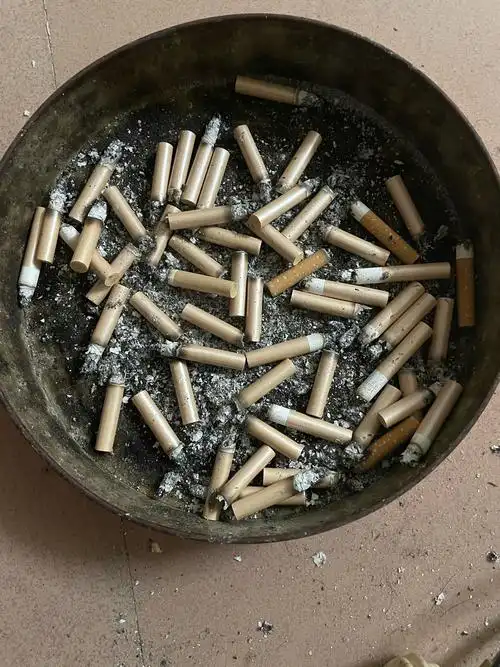 只有我在捡烟头抽吗