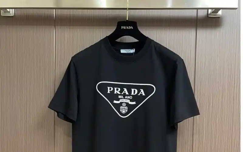 prada普拉达milano 标识圆领短袖t恤,常规设计裁剪,兼具个性时尚范儿