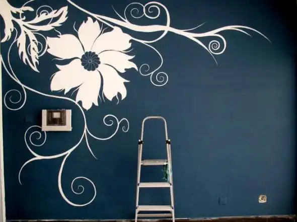 迎合家居的整体风格,在墙面上绘出各种图案以达到装饰效果的一种手绘