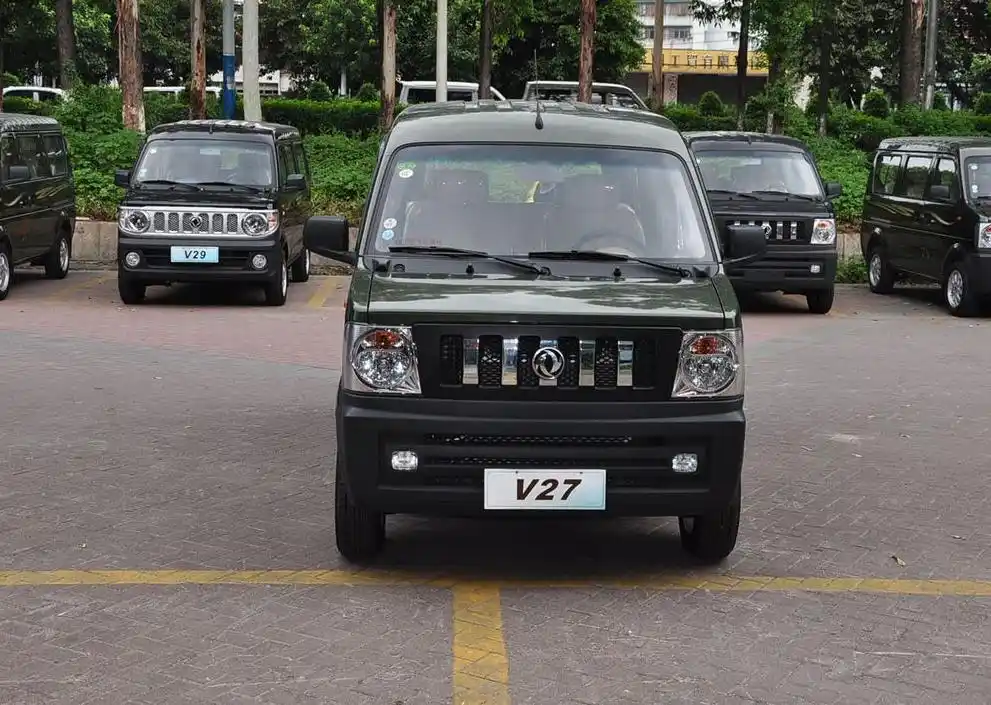 此车型来 自东风小康 品牌,命名为"东风小康v27",售价为￥3.78-5.