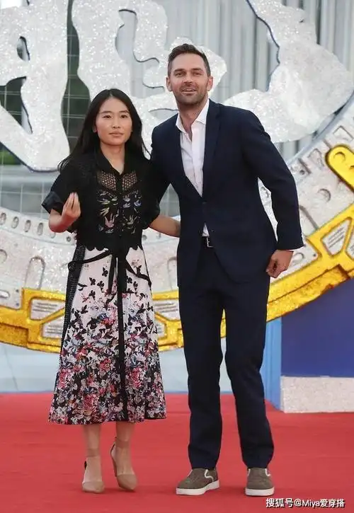 原创张艺谋女儿张末携老公走活动,一袭连衣裙娇小可人,二人十分般配