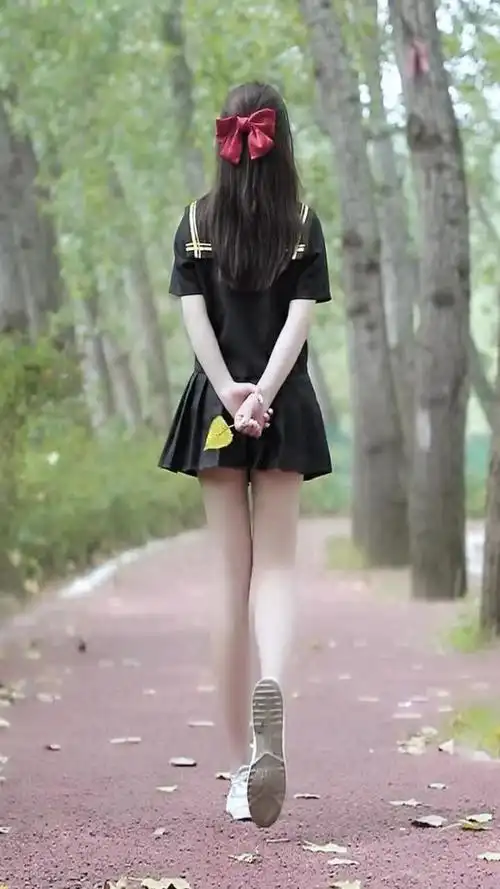 这个背影真是爱了,尤其是一双大长腿