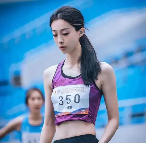 胡琳鹏是近年来中国顶尖女子跳高运动员之一,身高1.