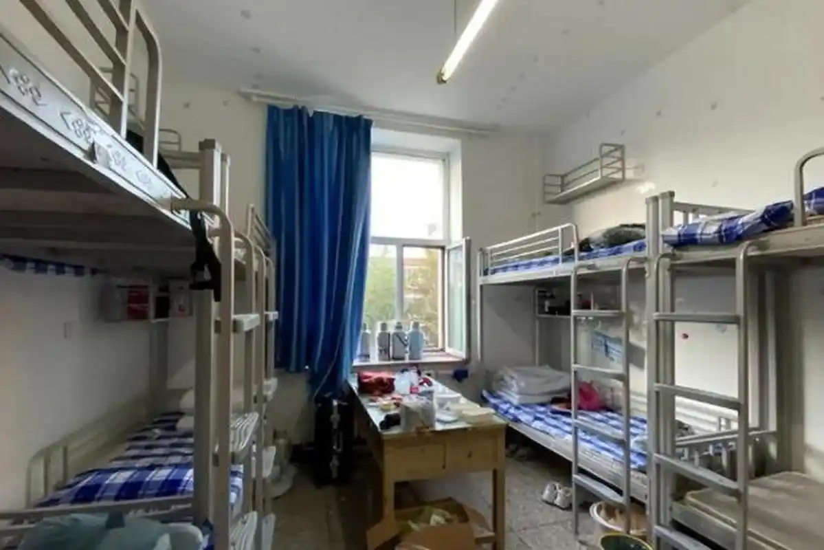 我国大学最常见的宿舍格局是4人间,近十年建立大学宿舍大多属于这一类