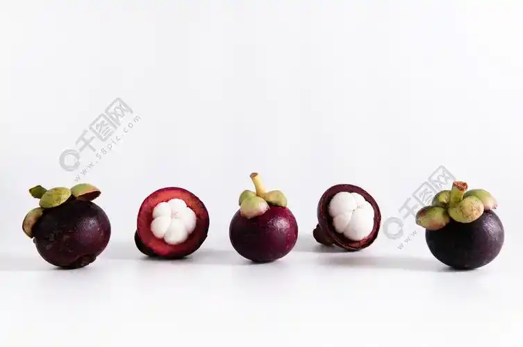 一组新鲜的泰国成熟山竹半切开位于白色背景侧视图细节上异国情调的