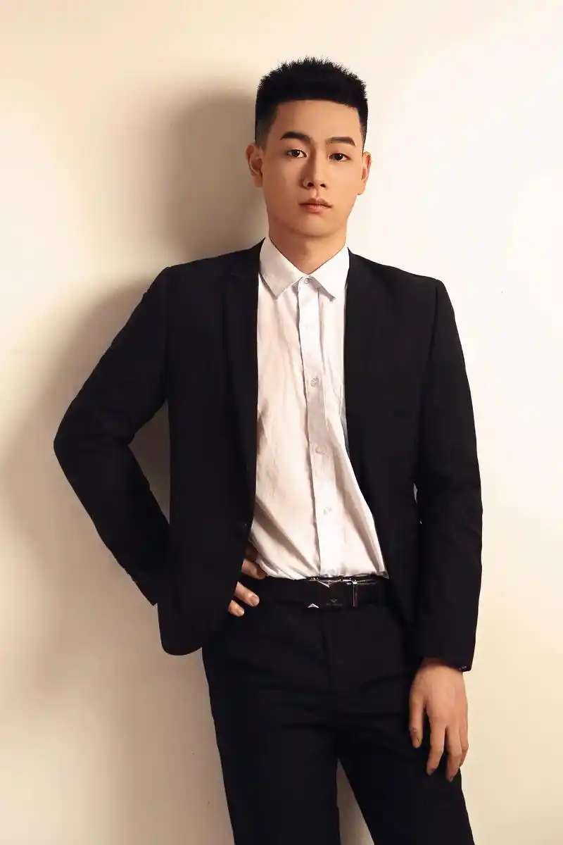 在积极性向上,在等好运发芽#深圳 #商务形象照 #男生写真  - 抖音