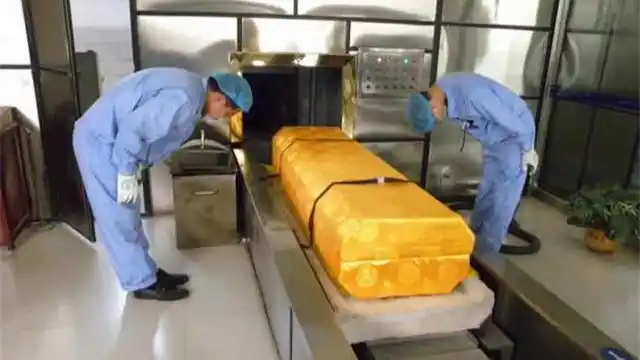 火葬场扛尸员月薪一万多,真的没人来吗?网友:谁去谁傻!