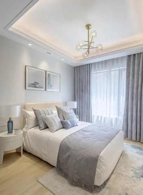 主卧室采用的硬包背景墙,暖色的墙布搭配不锈钢的质感,整个空间更加