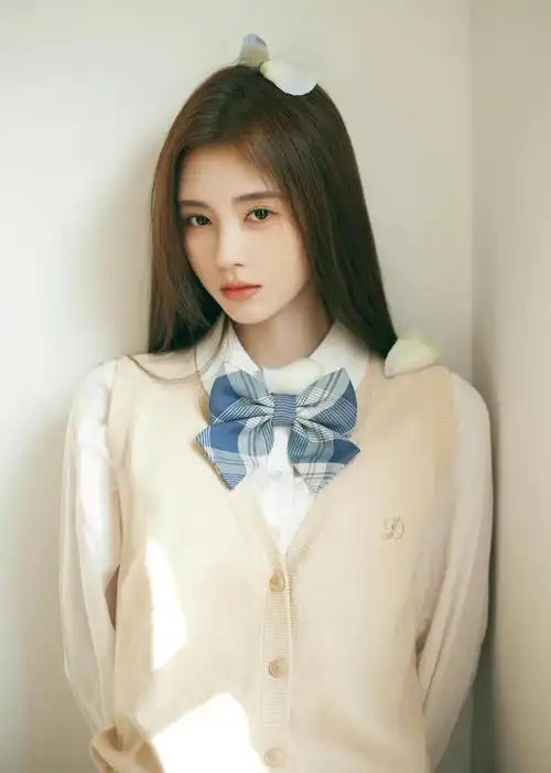 鞠婧祎校园风写真一身白色衬衫搭配蓝色格纹半裙清纯又少女