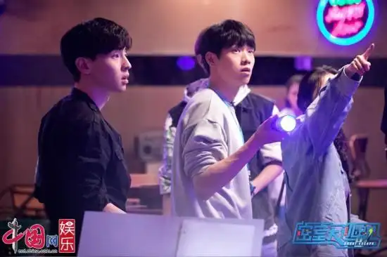 邓伦《密室大逃脱》弹钢琴首秀 担任队长责任感爆棚