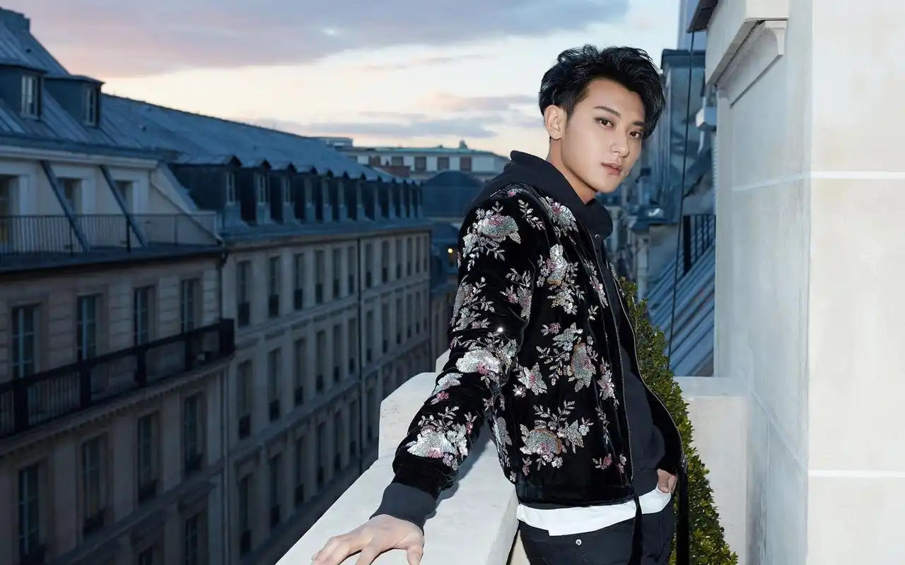 首页 桌面壁纸 大陆明星 黄子韬刺绣夹克帅气写真高清壁纸