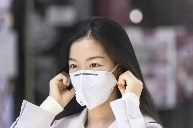 戴口罩成了一种形式