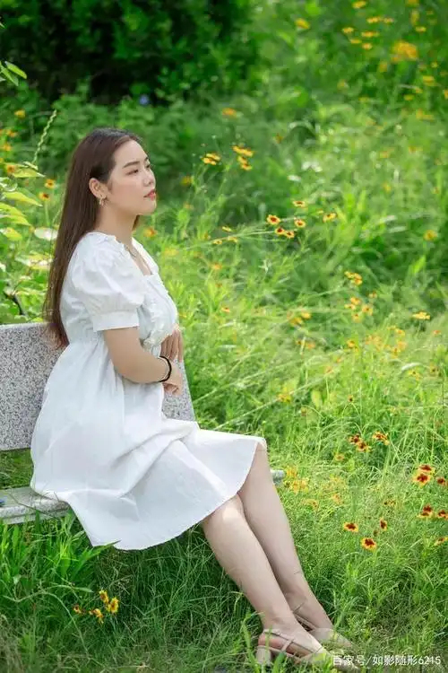 牵着妹妹的手.人像摄影 室外人像摄影用灯后效果不错吧!