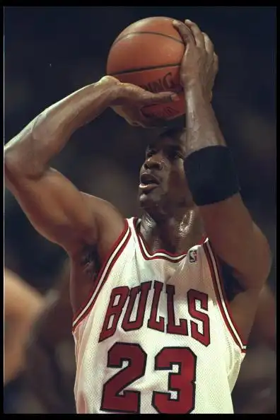乔丹的打球堪称是史上最为优美,他的投篮姿势很标准,值得一学.