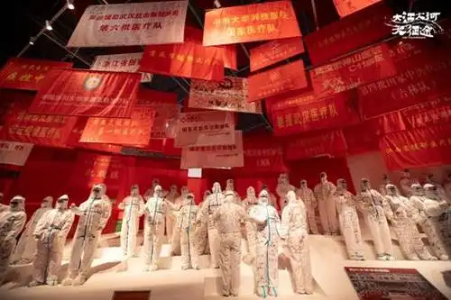图为武汉市"人民至上 生命至上"抗击新冠肺炎疫情专题展览馆内的一角.