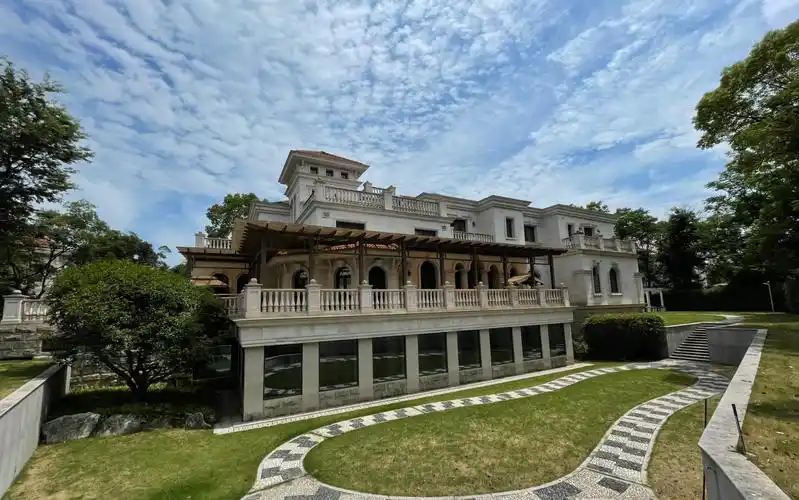 上海买房独栋别墅7500w佘山月湖山庄花园1500平