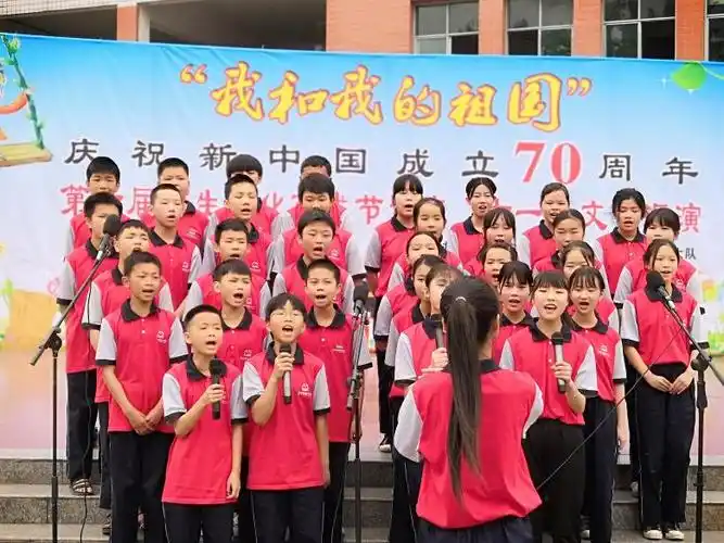 我和我的祖国白玉明德小学庆祝新中国成立70周年暨庆六一文艺汇演