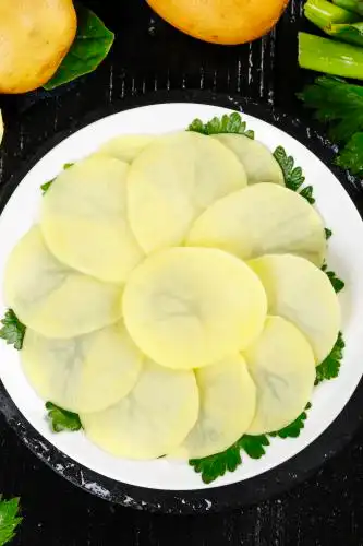 碟子里装着切好的土豆片