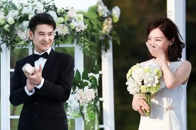 剧照据袁文康身边的工作人员介绍,李倩和许璐瑶都不是他的妻子,他们