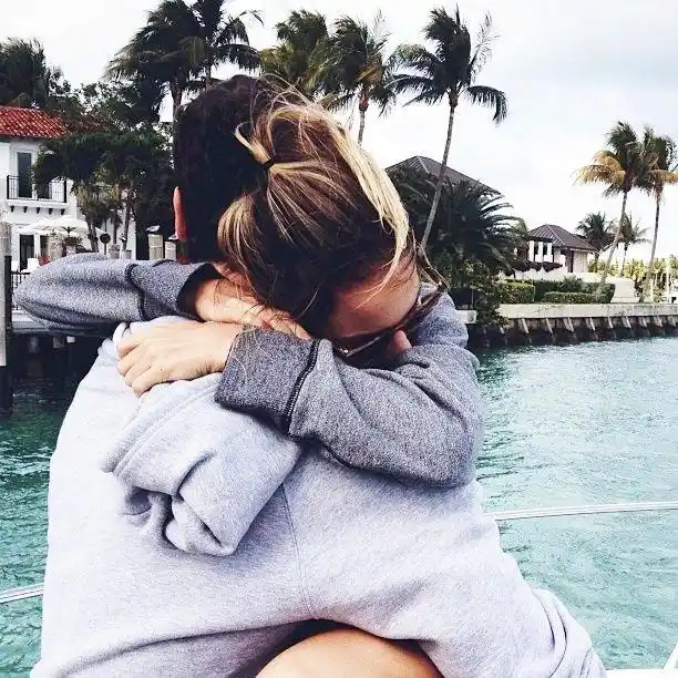 欧美情侣拥抱图片情侣紧紧拥抱图片