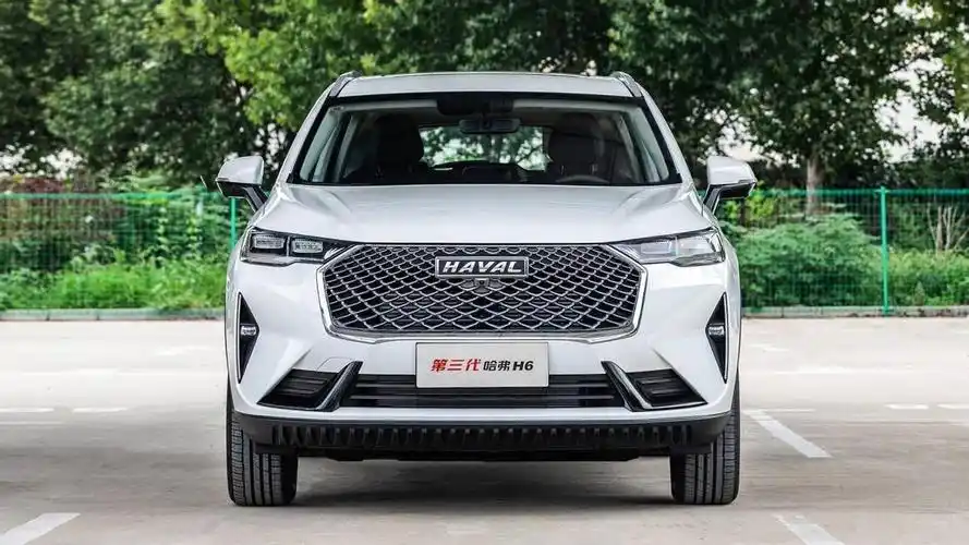 新一代哈弗h6前脸是全新的大尺寸进气格栅,内部还是盾牌造型,搭配上