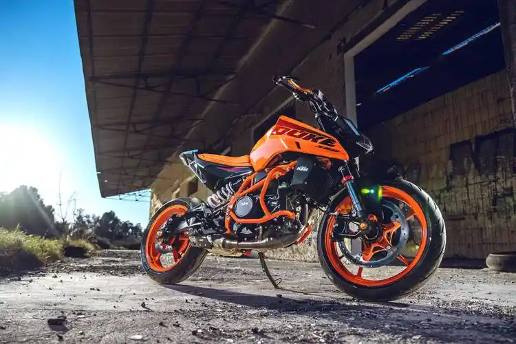 特写:ktm 2024 新一代运动街车 390 duke 原厂改装