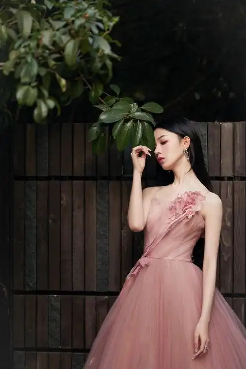 陈瑶藕粉落花长裙#@陈瑶sebrina自带梦幻仙女气质亮相时尚旅游星挂骀