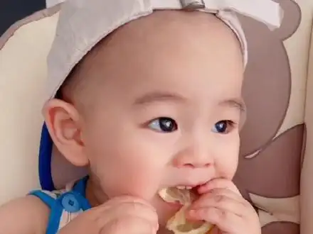 人类幼崽第一次吃柠檬,酸出表情包,爹妈绝对是亲生的,原谅我不厚道笑
