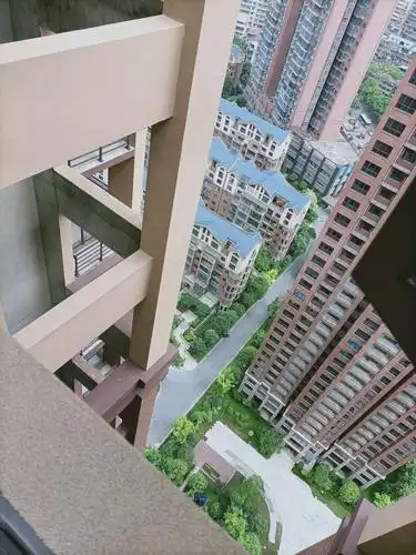 站在32房往下看,每层楼板还没开始搭建