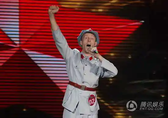 彝组合完美诠释红歌 红老外伊恩"命悬一线"