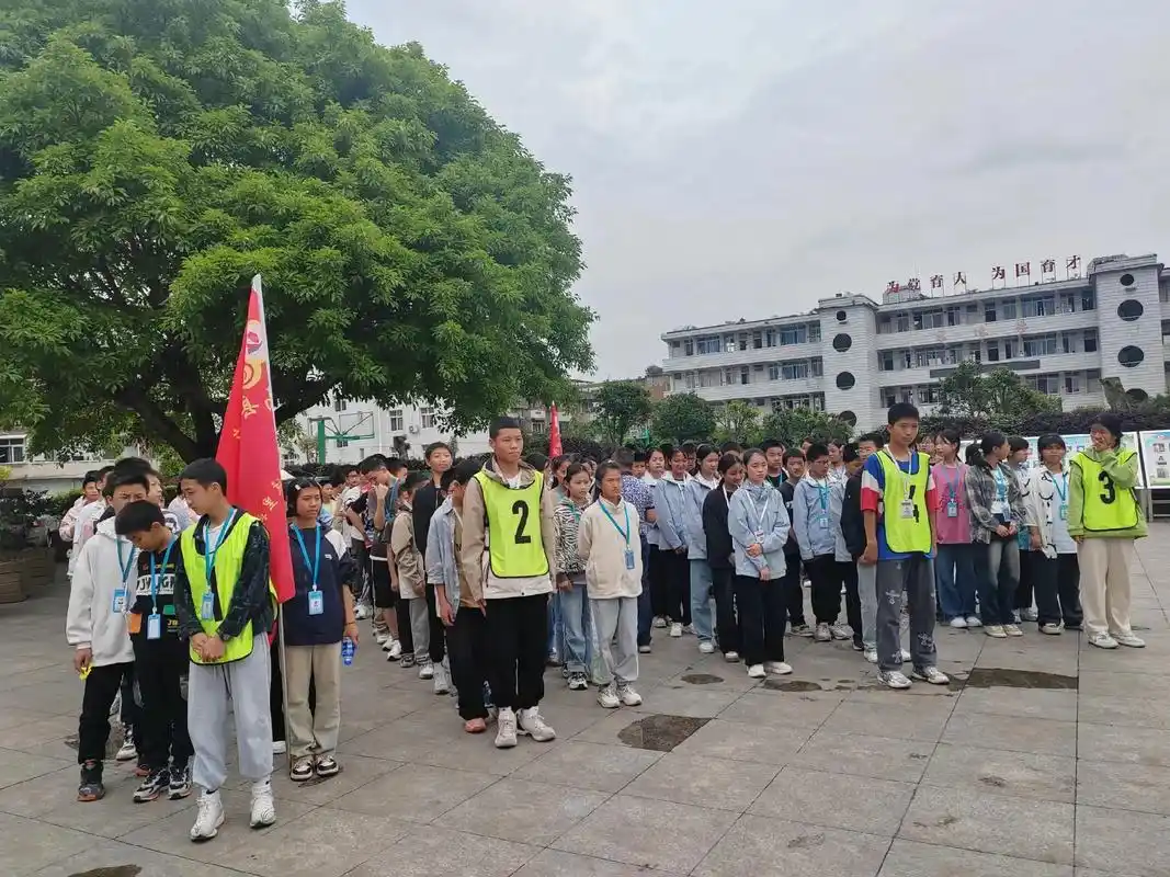 沙河中学七年级同学参观沙河实验小学科技馆