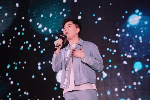 歌手张磊在过去的一年中不仅揽获第二十三届全球华语音乐榜中榜"