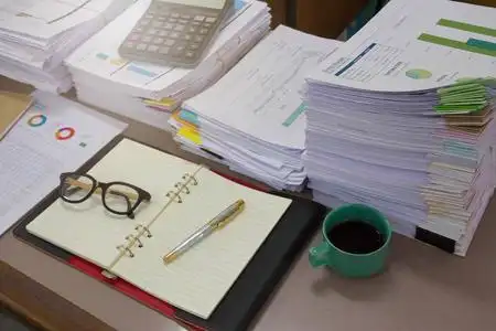 经营理念 未完成的文件在办公室桌上,堆堆的商务用纸摄影图