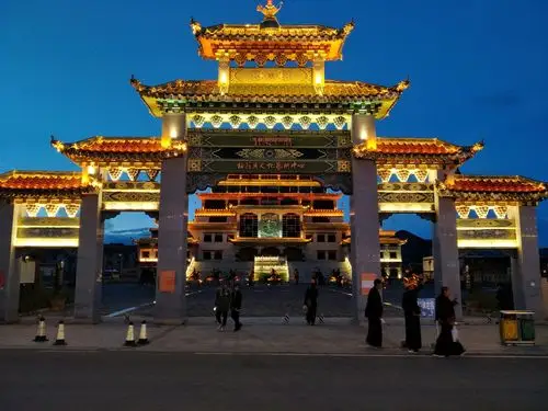 色达县城夜景,明天才到红房子