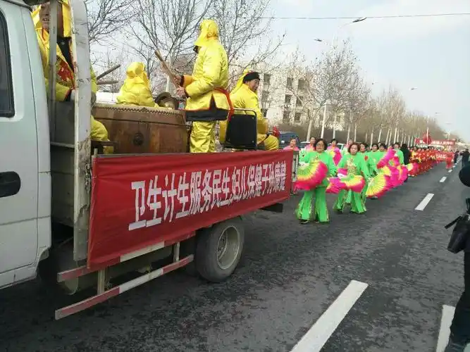 小旦村震天响的锣鼓车一路宣传着大健康,法治计生及现代生育文明