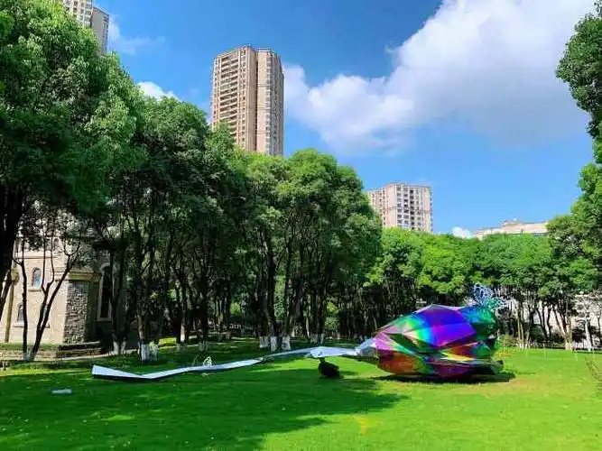 重庆市江北嘴中央商务区中央公园-"江北嘴站出来就是这个广场,地广人