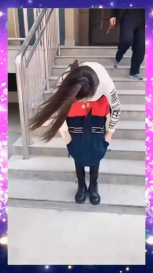 大美女秒变小女孩衣穿腰间再弯腰从背影看真特像