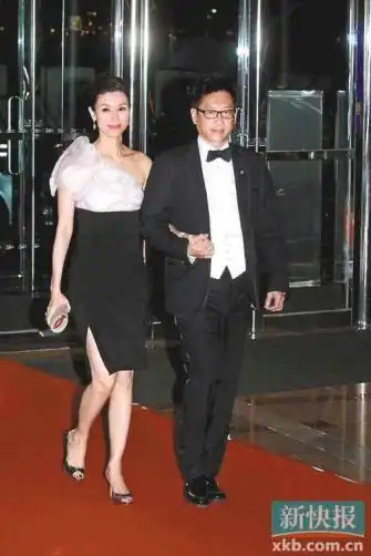 李嘉欣性感亮相紧贴老公否认计划孕育2胎图