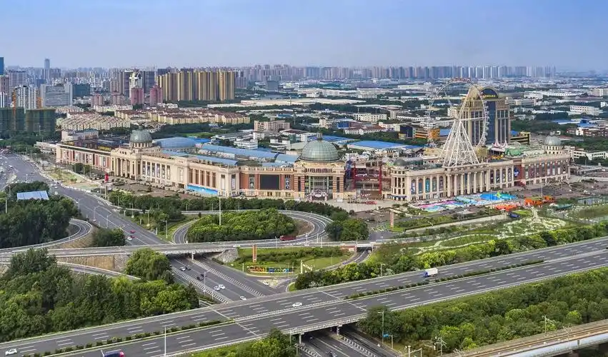 位于常州市新北区核心区域的江南环球港,打破大型商业综合体的传统