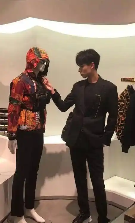 胡一天生图头身比超棒,脸好小人群中最瞩目,网友:简直是巨人_感觉