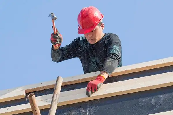 走进五福堂建设工地木工作业