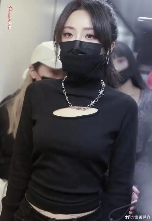 喻言今天的机场搭配还戴了脐钉,这也太辣了吧!
