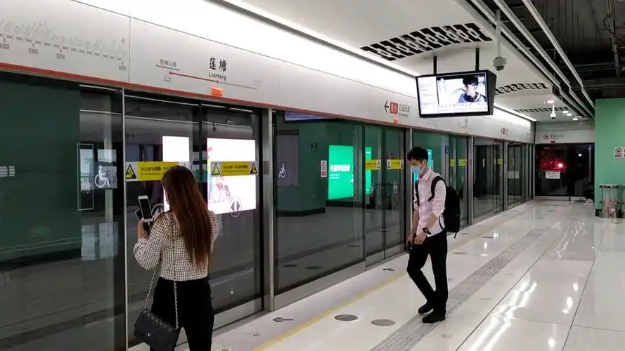 地下铁深圳地铁2号线02a3506长型列车驶进莲塘站