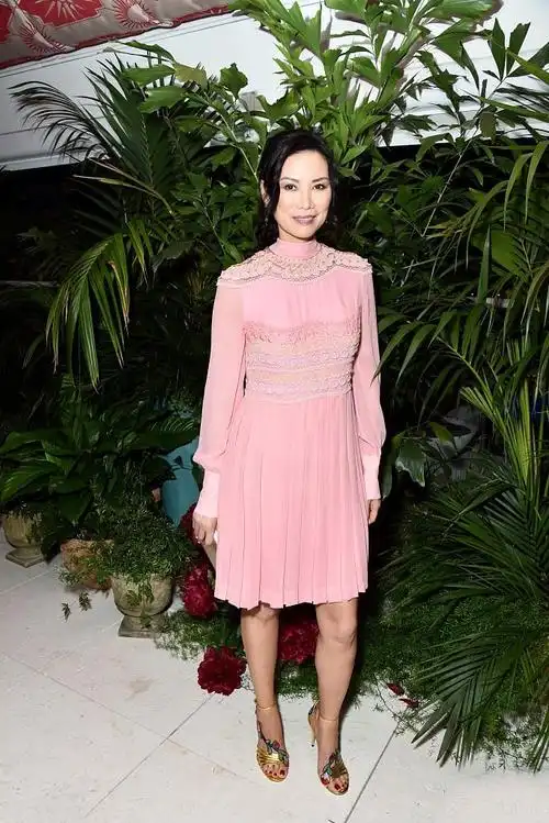 原创52岁邓文迪又带新男友现身穿少女衫配3d微喇裤身材变五五分