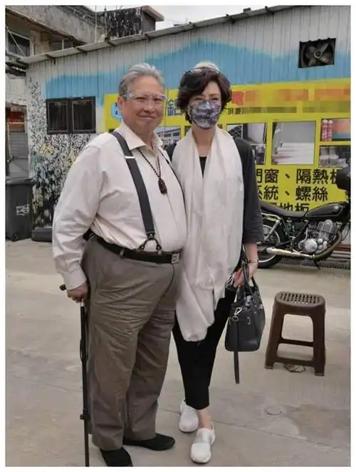 63岁元彪近照手拿雪茄现身街头精神足与初恋结婚37年无绯闻