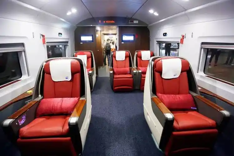 "复兴号"的一等座车厢.