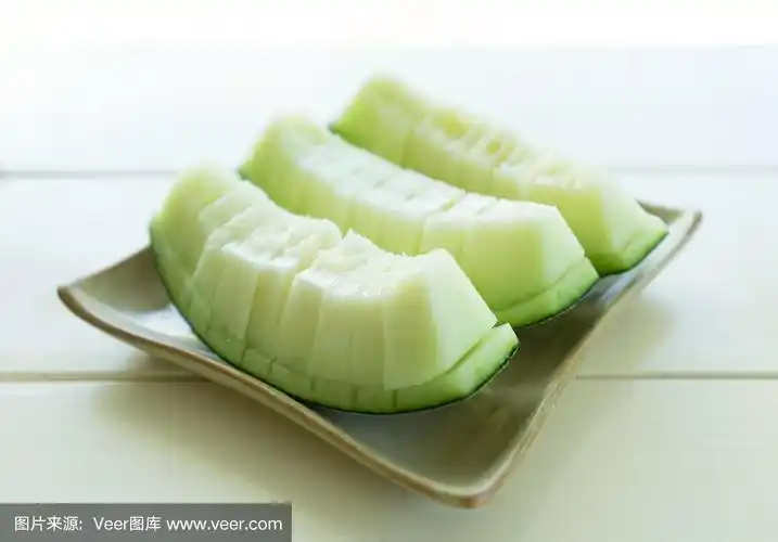 多汁的甜瓜切片盘上
