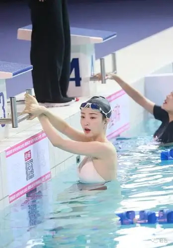 白色泳衣姑娘出处腾讯新晋女主播