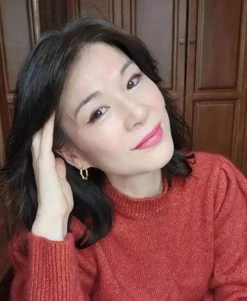 40岁左右的女人出门再急也要尽量化淡妆掌握这5步就ok了