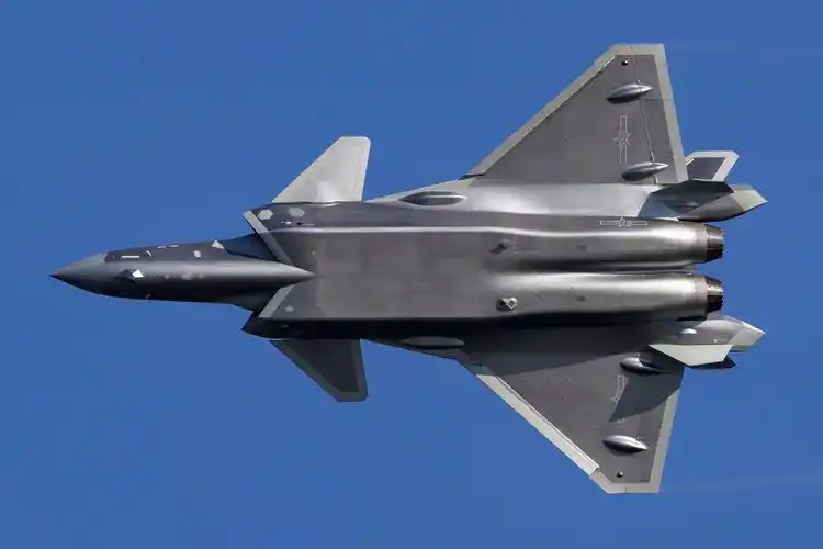 抢鲜看歼20飞过珠海航展上空